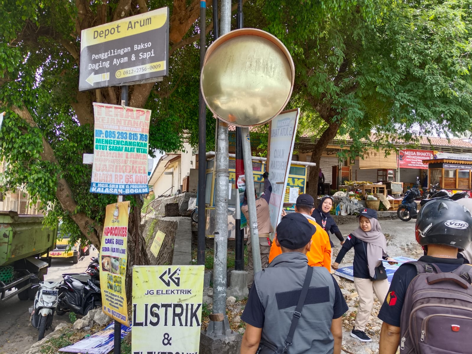 Penertiban APK yang dilakukan oleh Bawaslu Bantul dan tim gabungan pada Pemilu 2024