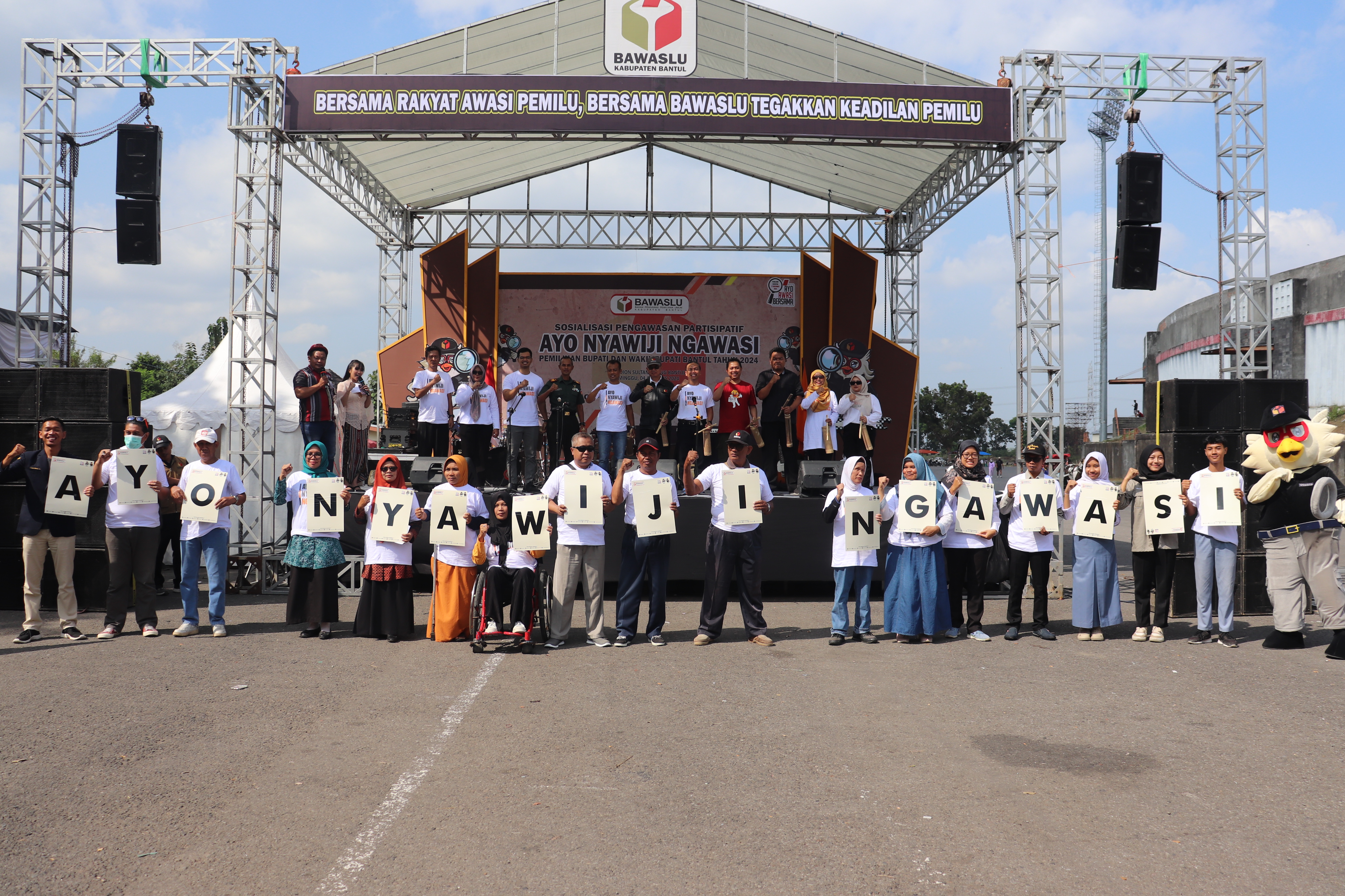 Pemukulan Kentongan Launching Ayo Nyawiji Ngawasi Pemilihan Bupati dan Wakil Bupati Bantul Tahun 2024.