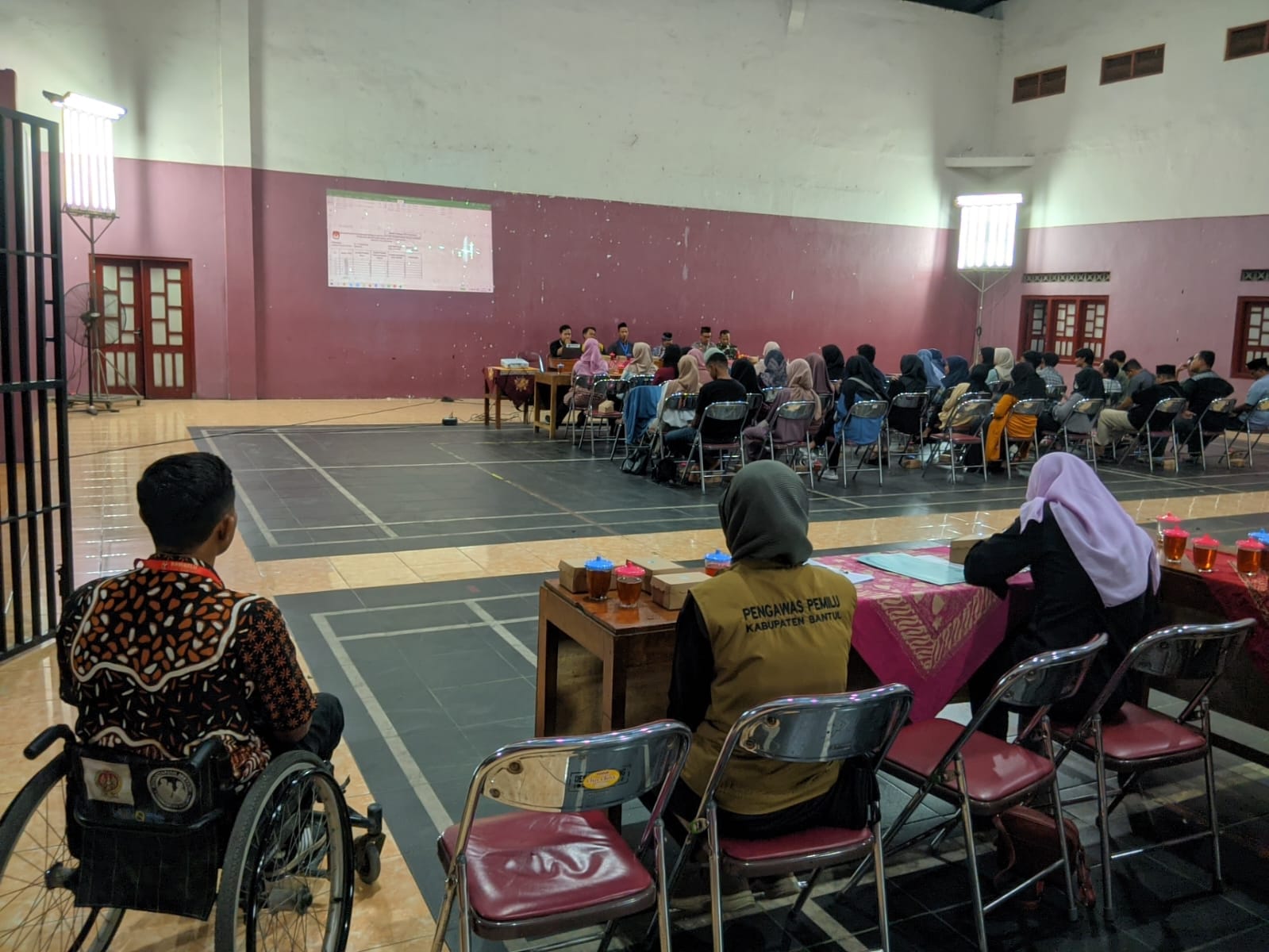 Pengawas Difabel saat memfasilitasi pelaksanaan kegiatan Bimtek PTPS