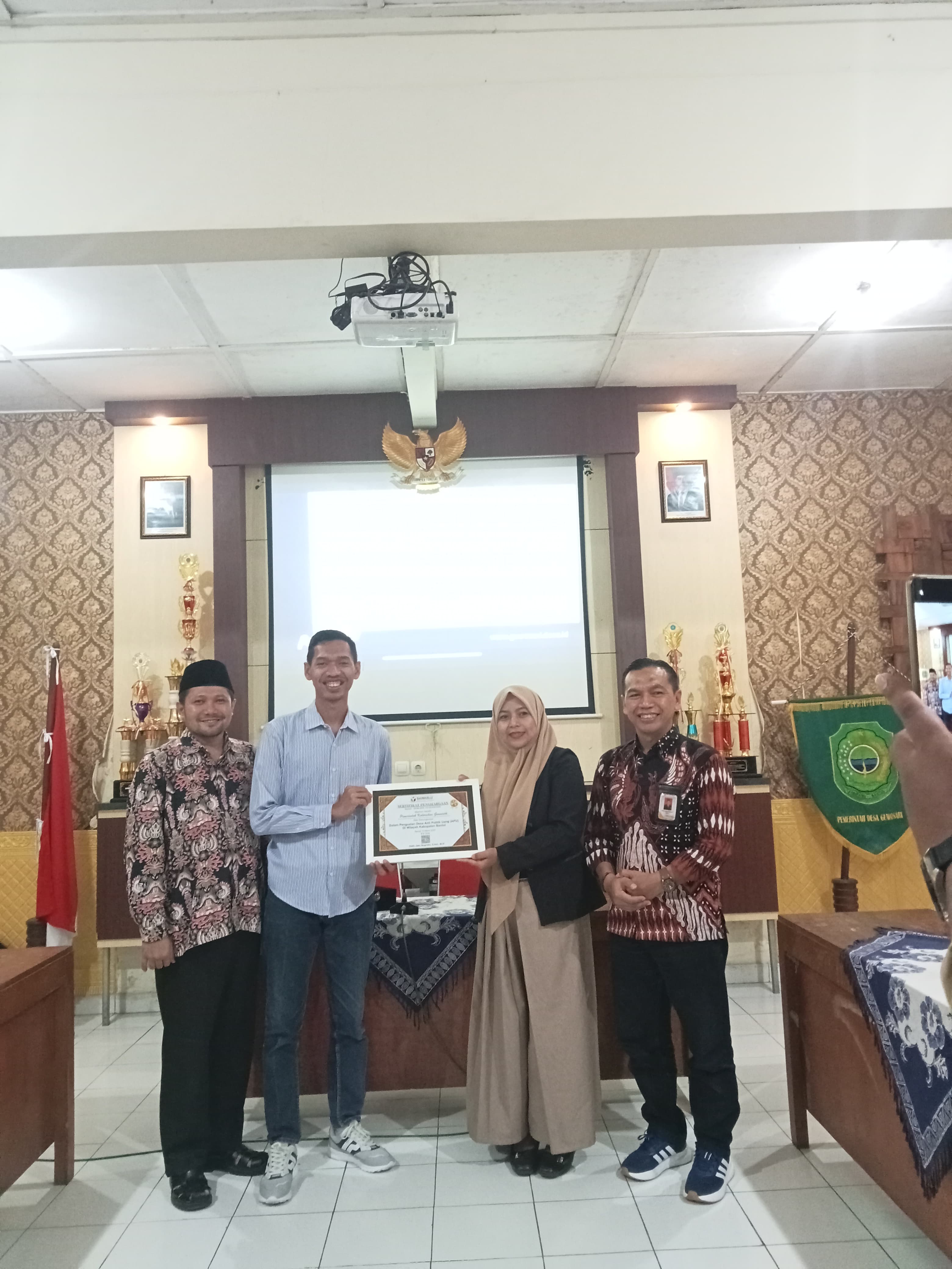 Penyerahan penghargaan kepada Pemerintah Kalurahan Guwosari 