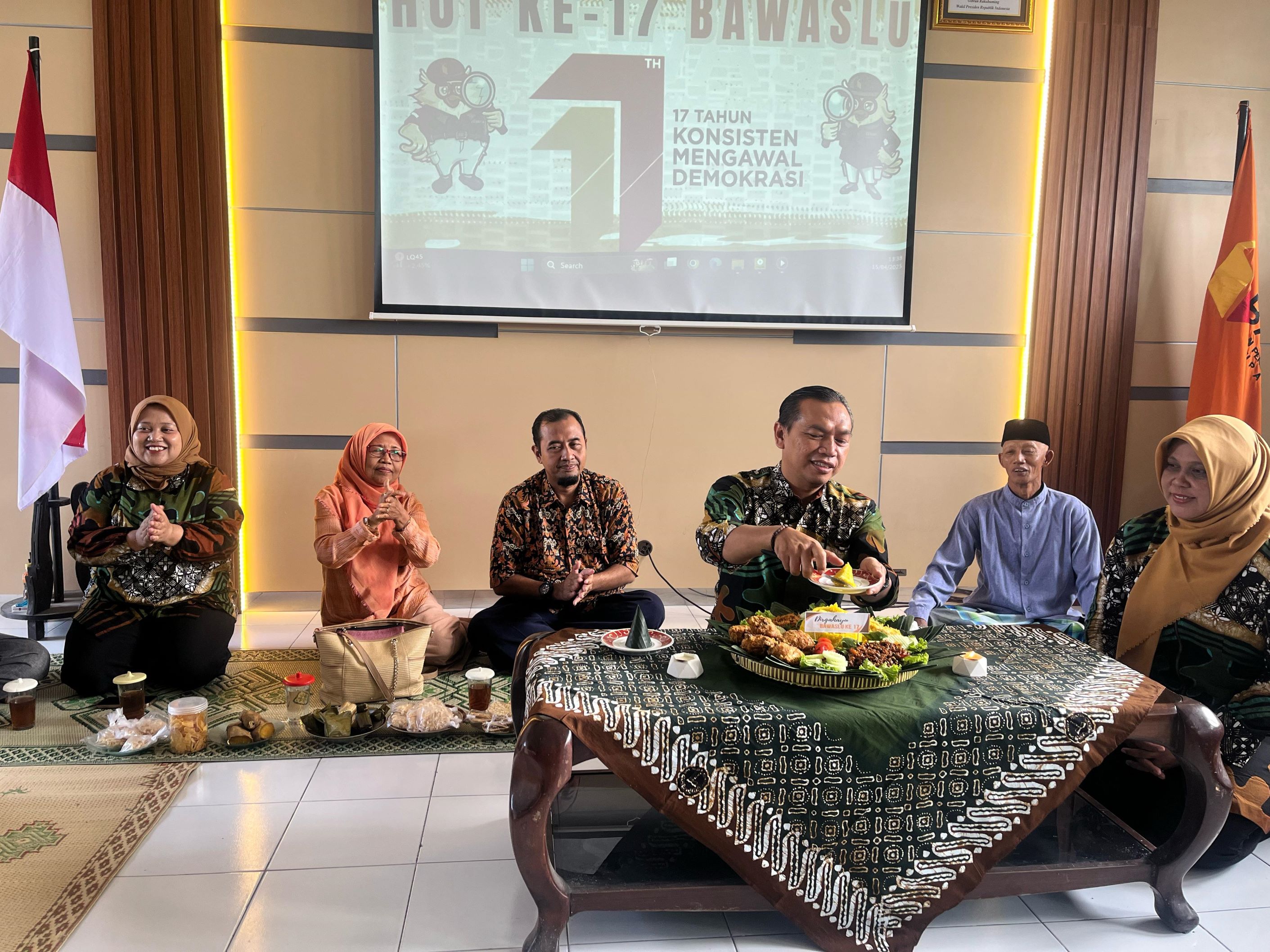 potong tumpeng tasyakuran memperingati HUT ke 17 Bawaslu