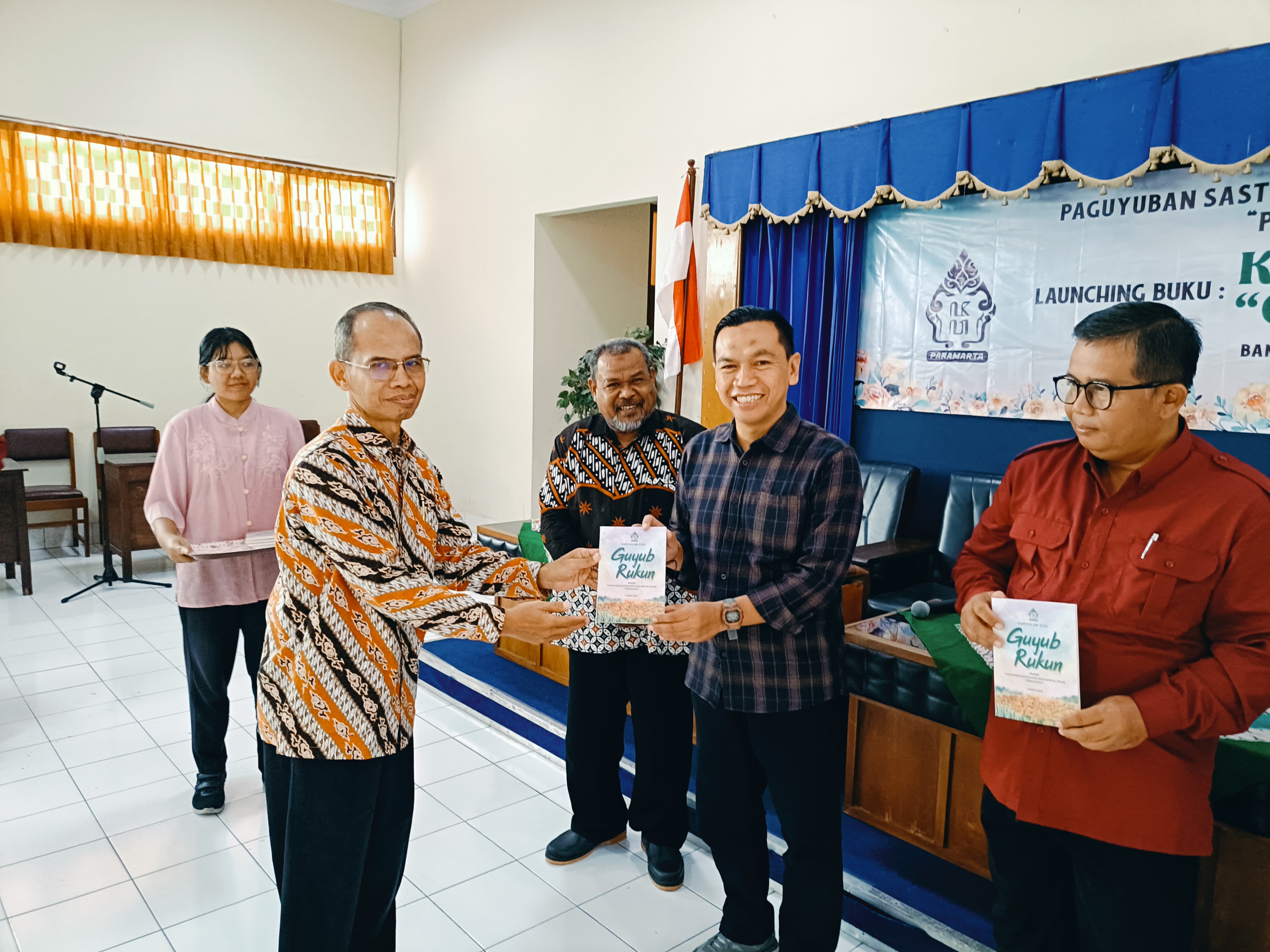 Simbolis penyerahan buku Guyub Rukun oleh Ketua PSJB Paramarta