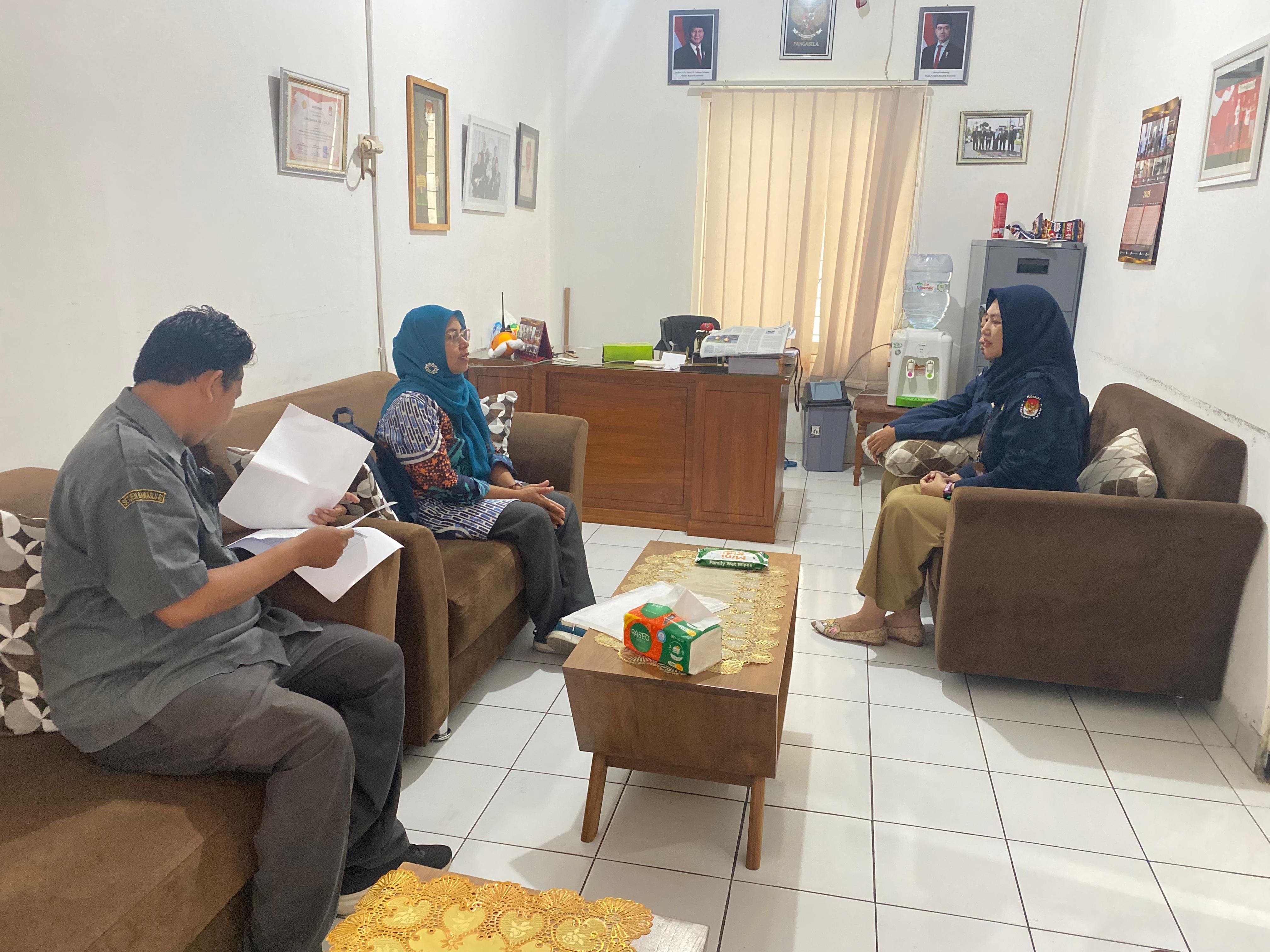 Koordinasi dilaksanakan oleh Kordiv P2H Bawaslu Bantul Dewi Nurhasanah berserta jajaran Sekretariat Bawaslu Bantul