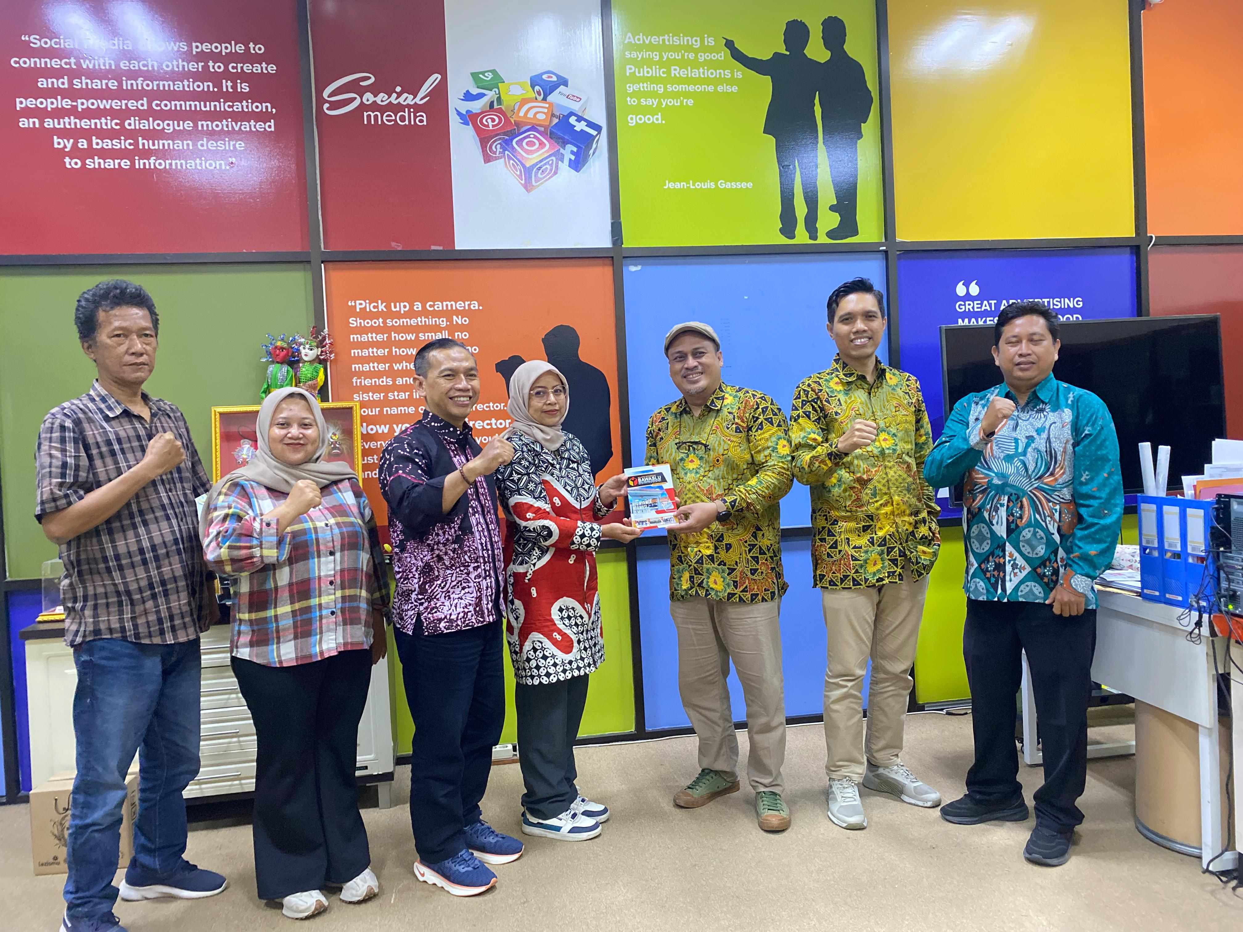 Penyerahan Buletin Integritas Edisi 6 Bawaslu Bantul Sebagai Sarana Media Informasi Hasil Pemilihan 2024