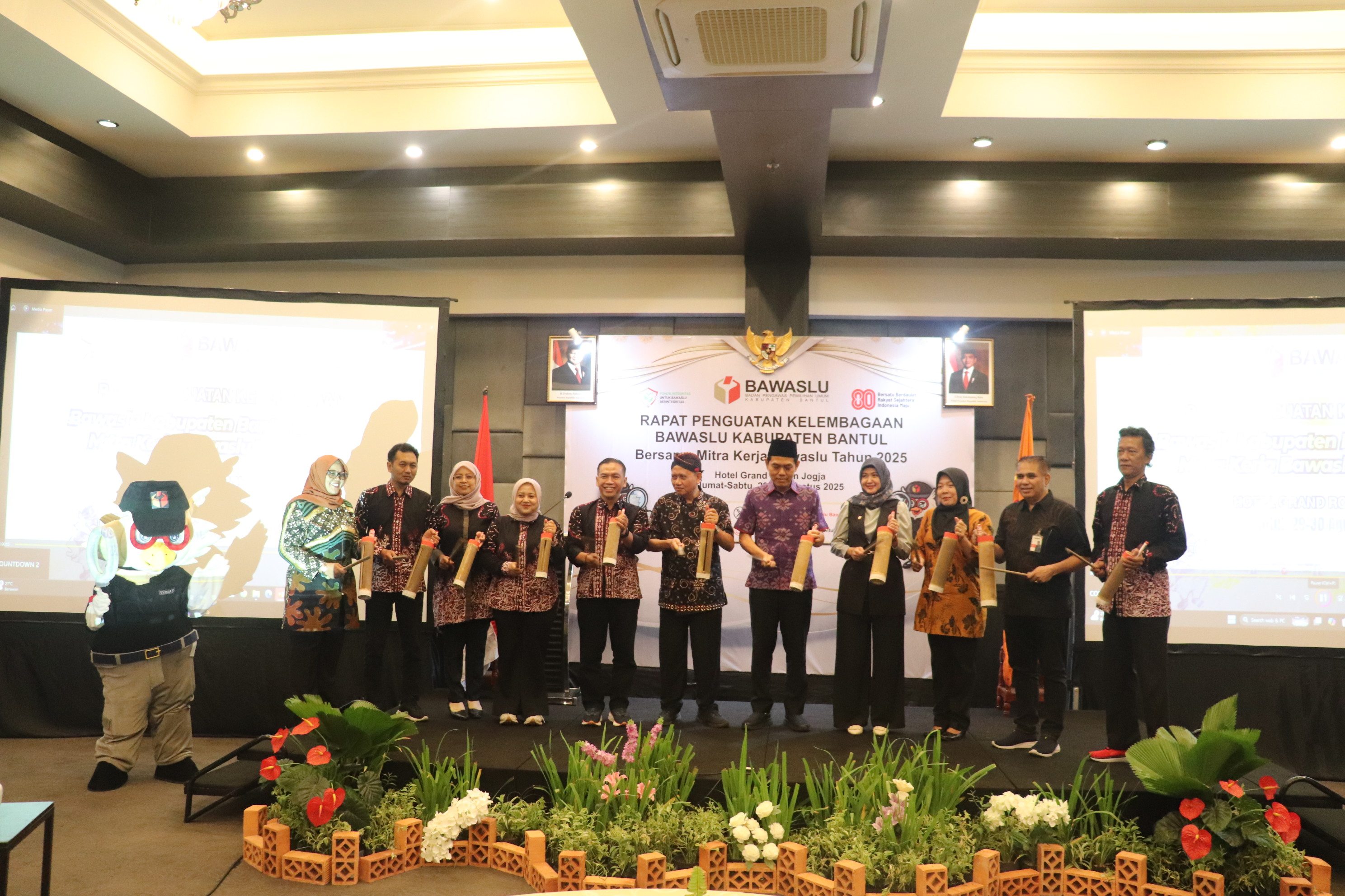 Pembukaan Acara Penguatan Kelembagaan ditandai dengan Pemukulan Kentongan Sebagai Bentuk Kesiapsiagaan Bawaslu