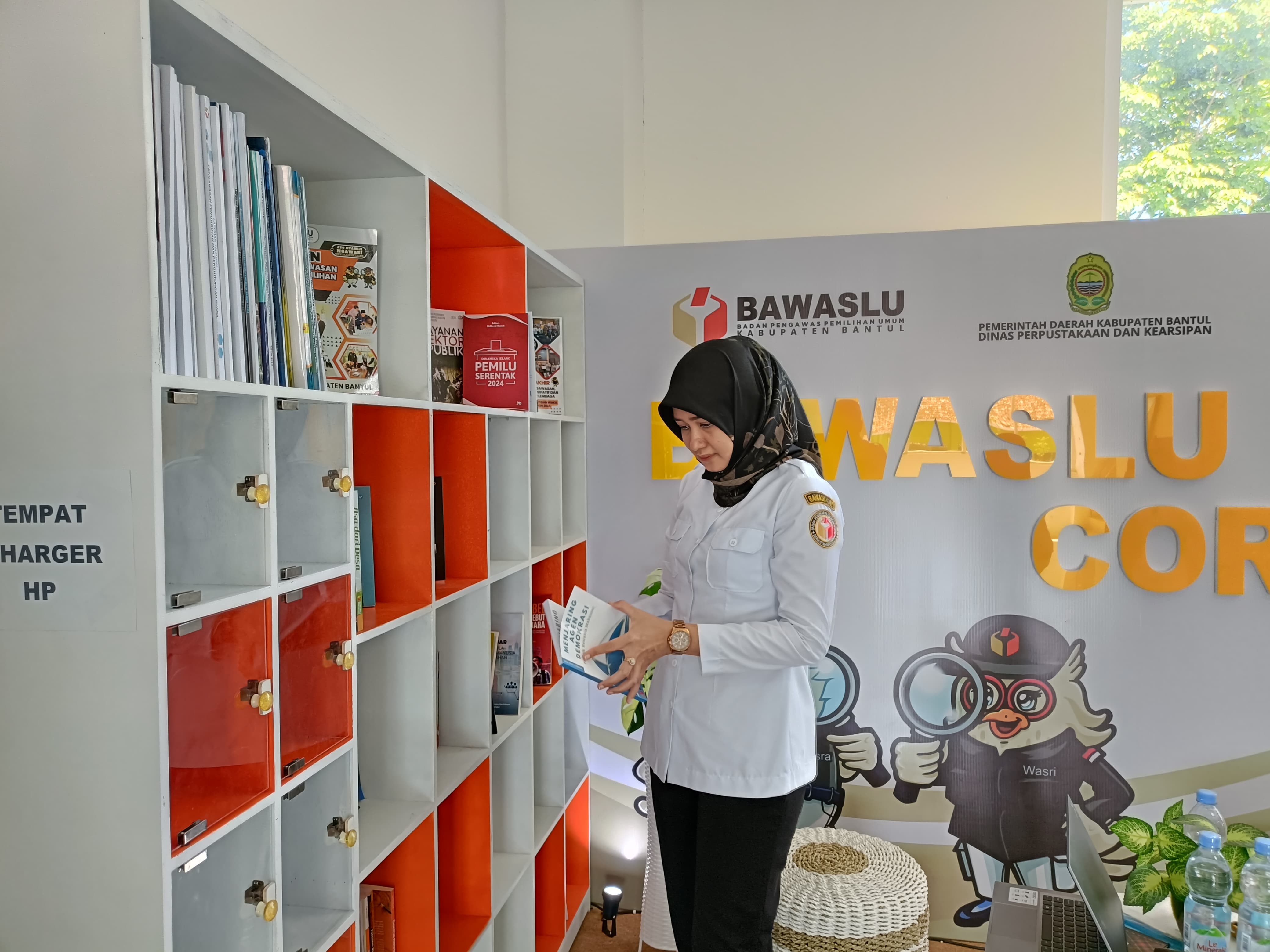 Kunjungan Anggota Bawaslu D.I.Yogyakarta Umi Illiyina di Bawaslu Corner