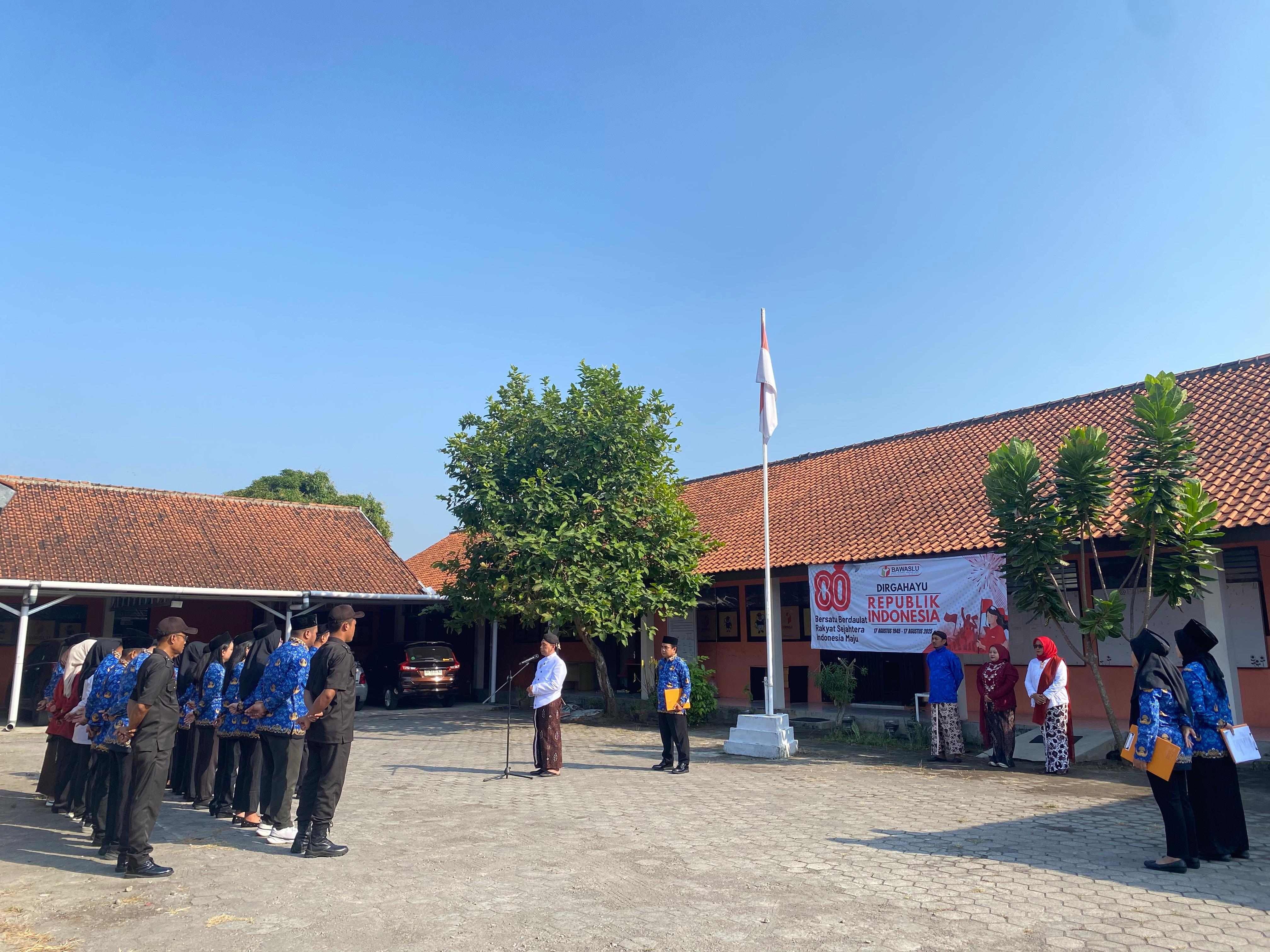 Upacara peringatan HUT ke-80 Kemerdekaan RI dilaksanakan di halaman kantor Bawaslu Kabupaten Bantul
