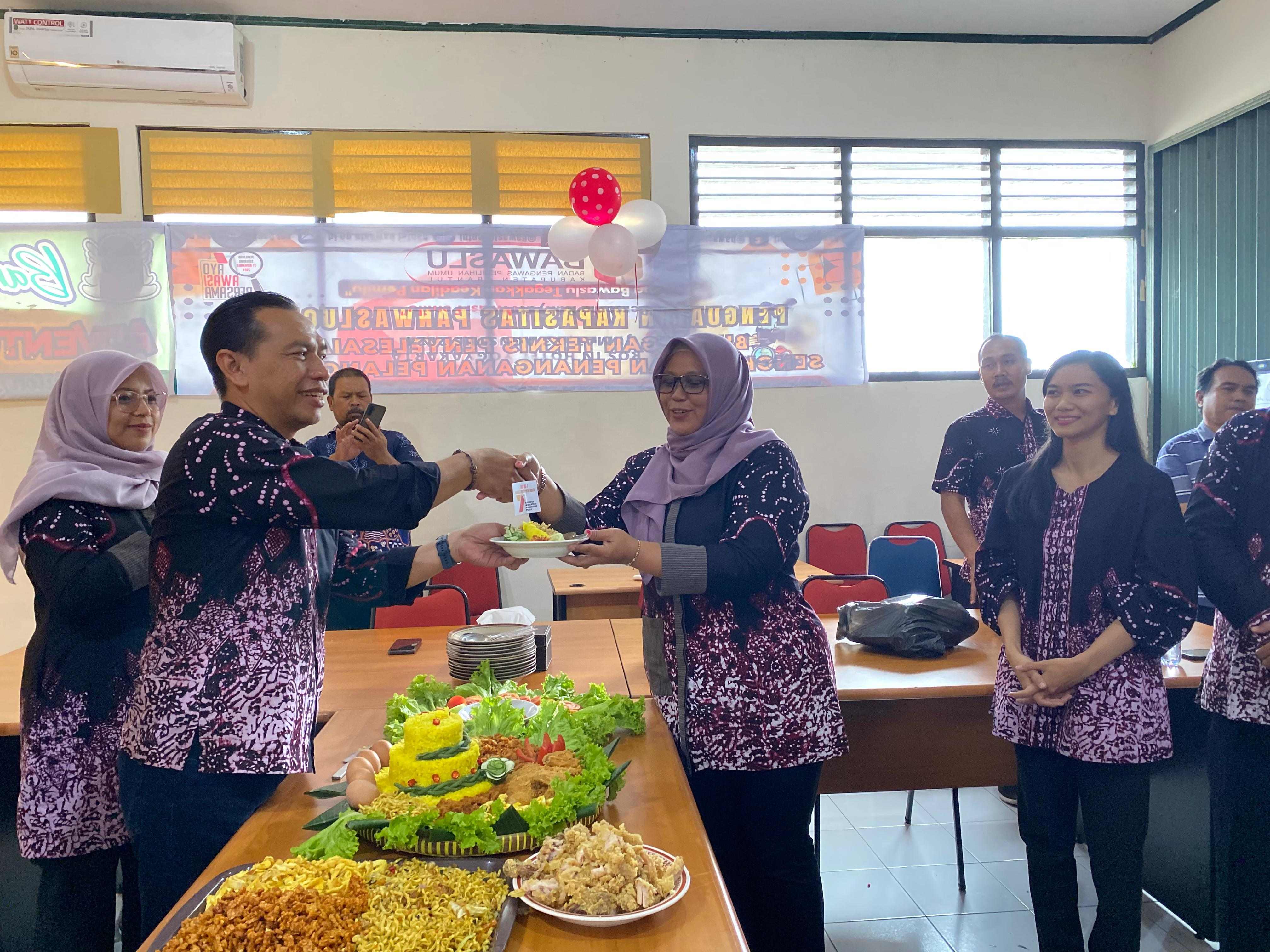 Prosesi Potong Tumpeng dalam rangka HUT ke-7 Bawaslu Kabupaten Bantul