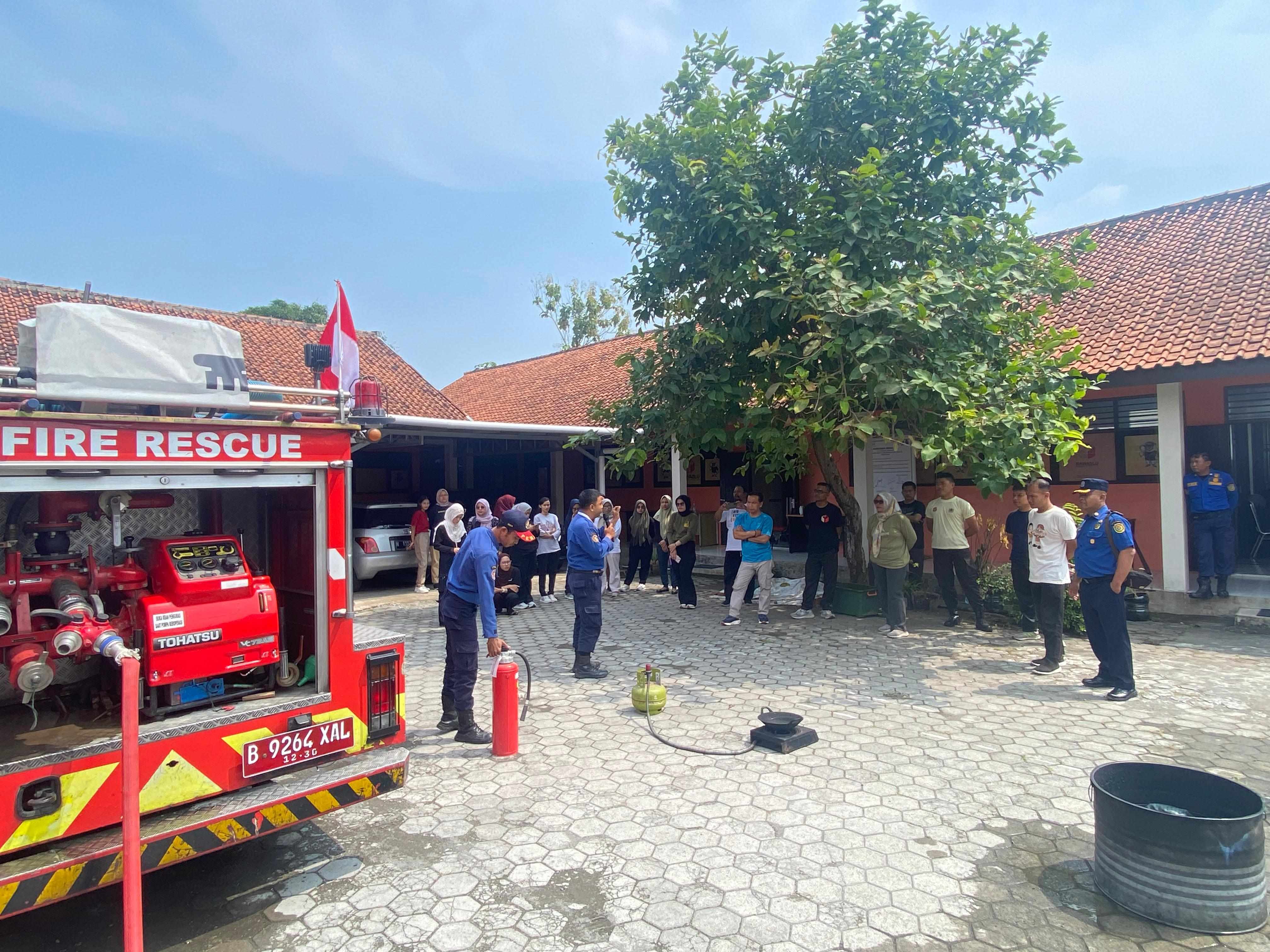 Simulasi Penanggulangan Kebakaran dilaksanakan di halaman kantor Bawaslu Kabupaten Bantul