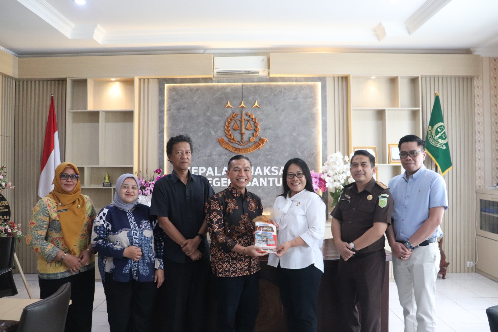 Penyerahan Buletin Integritas Bawaslu Kabupaten Bantul