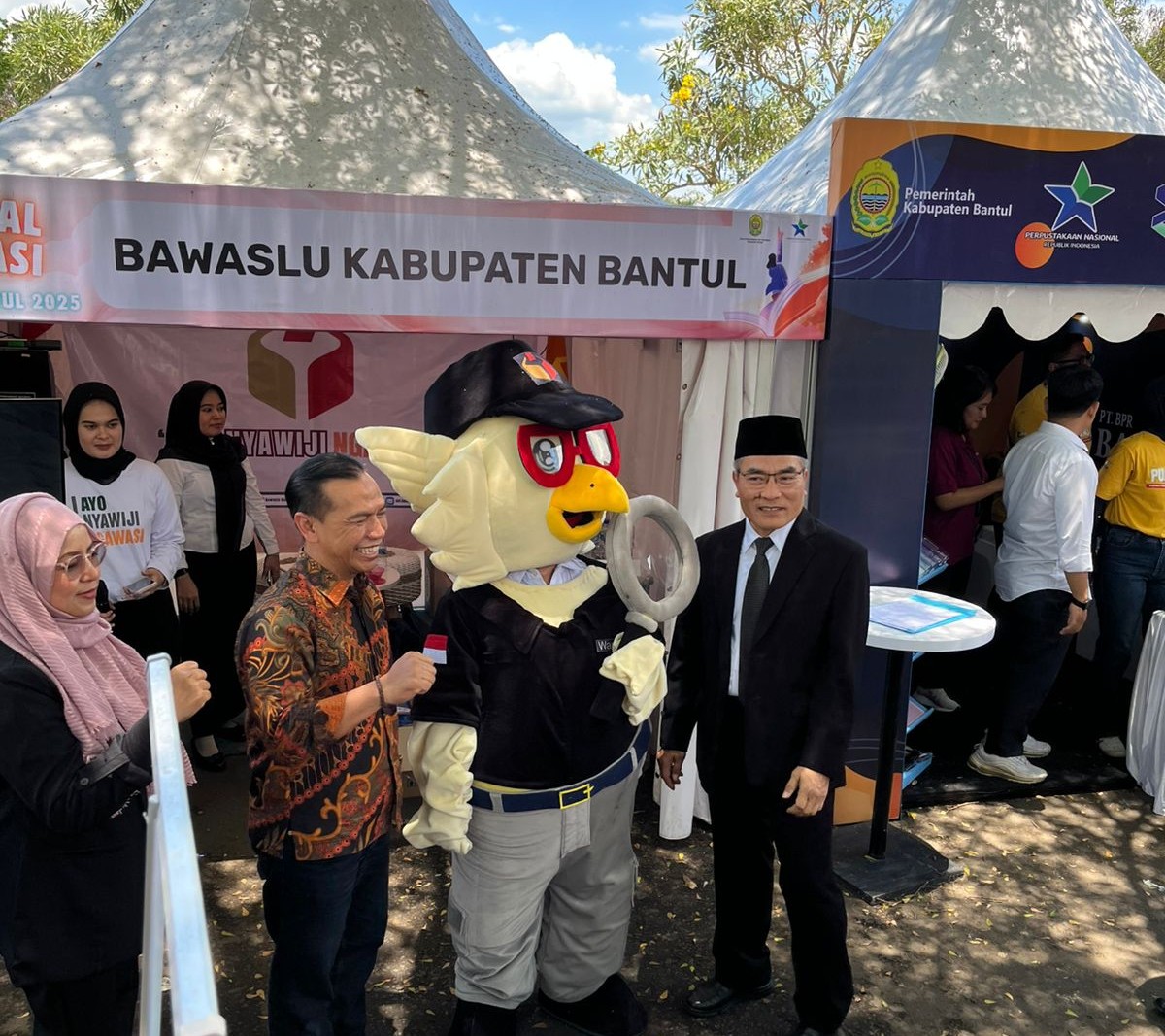Kunjungan Bupati Bantul di Stand Bawaslu Bantul