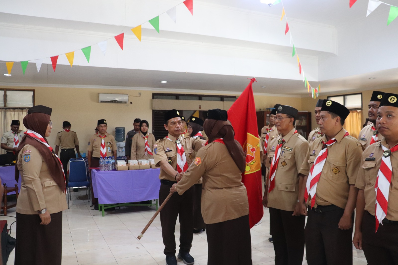 Pelantikan ditandai dengan simbolis penyerahan bendera Saka Adhyasta Pemilu