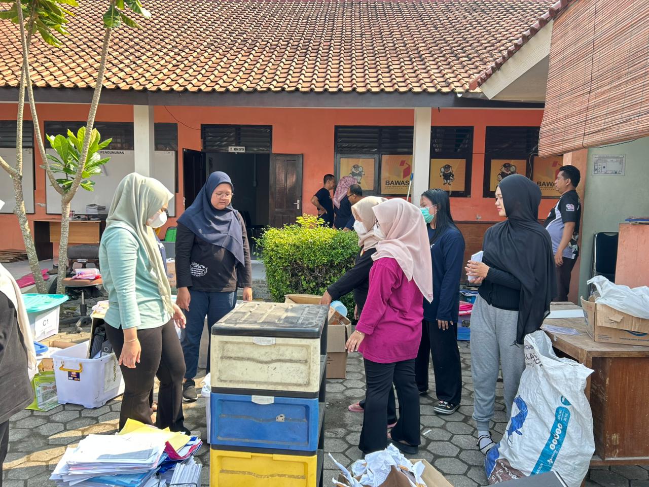 Membersihkan dan Mengelola Lingkungan Kantor