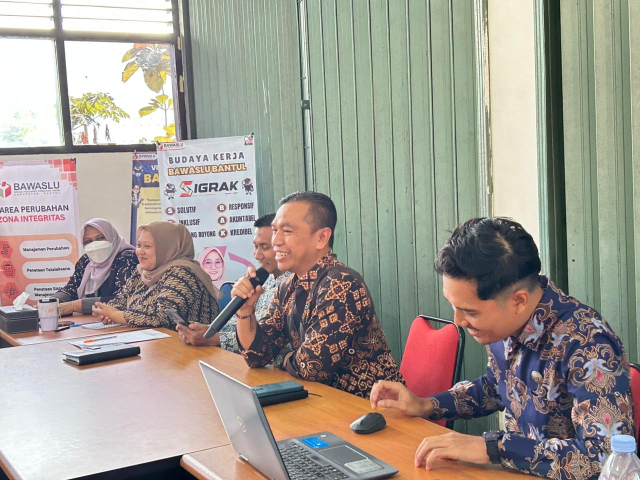 foto kegiatan rapat pengelolaan dan penataan arsip digital