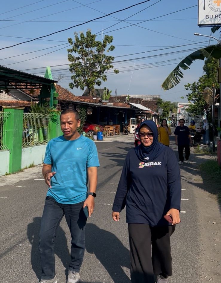 Olahraga Jalan Sehat Mengelilingi Sekitar Kantor Bawaslu Bantul