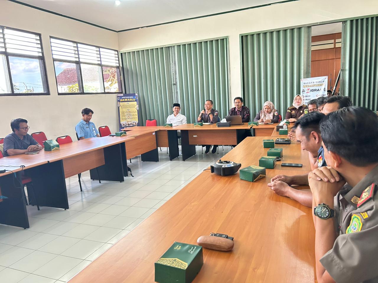 Foto Kegiatan Rapat Evaluasi Penindakan Pelanggaran Pemasangan APK untuk Perbaikan Pemilu 2029