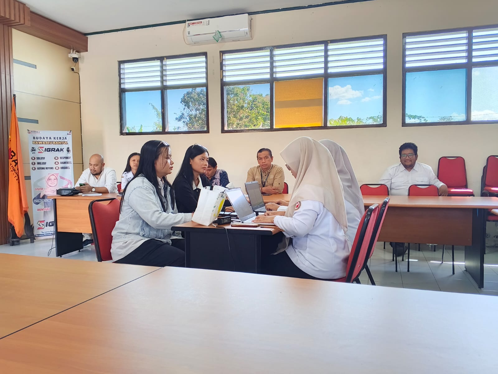 Peserta simulasi mempraktikkan prosedur penerimaan laporan pelanggaran guna memperkuat kapasitas dan profesionalisme jajaran Bawaslu Bantul