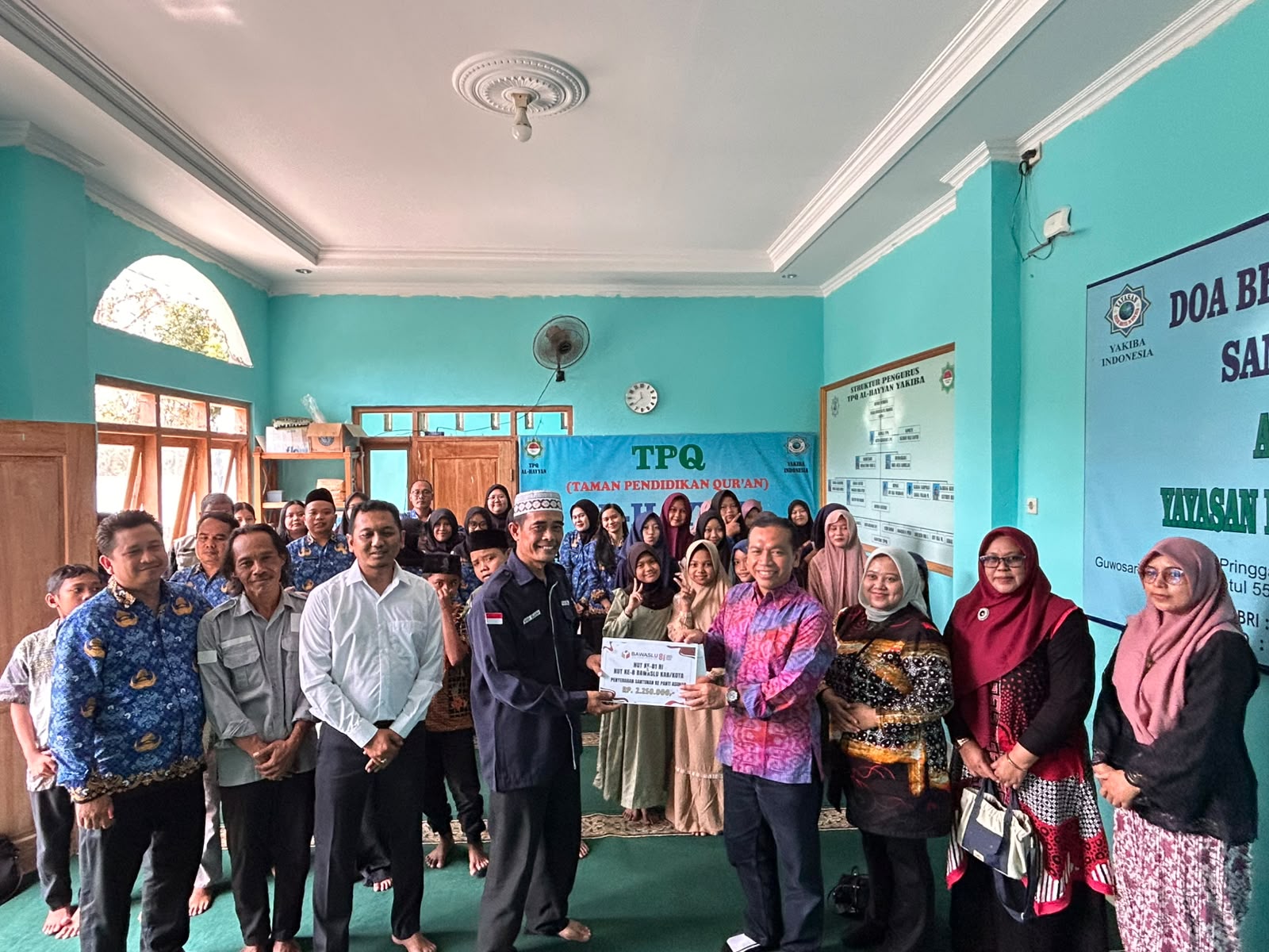 kegiatan berbagi dan penyerahan santunan kepada anak yatim di Yayasan Kiwari Bantul (YAKIBA)