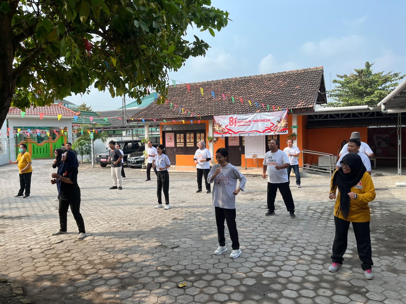 Kegiatan Olahraga Senam Pagi dilaksanakan di halaman kantor Bawaslu Bantul