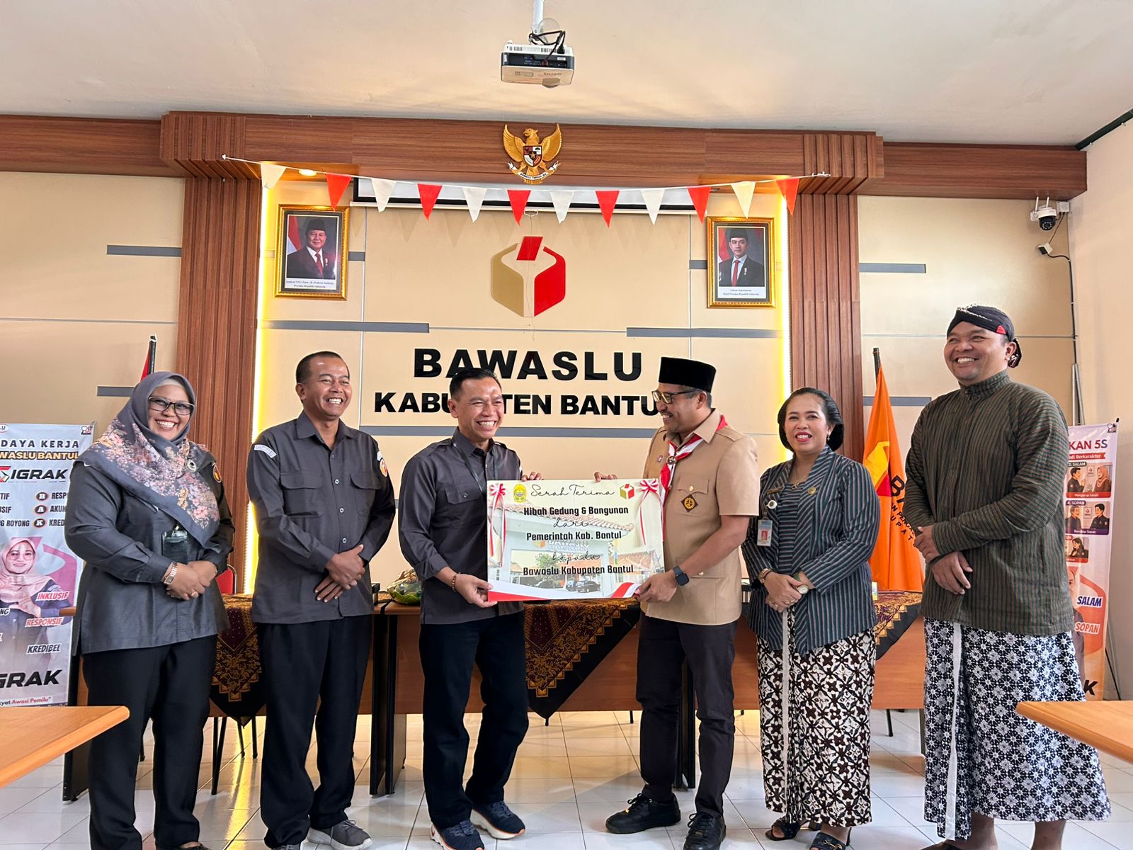 Foto Ceremonial Penyerahan Hibah Gedung dan Bangunan dari Pemerintah Kabupaten Bantul kepada Bawaslu Kabupaten Bantul 