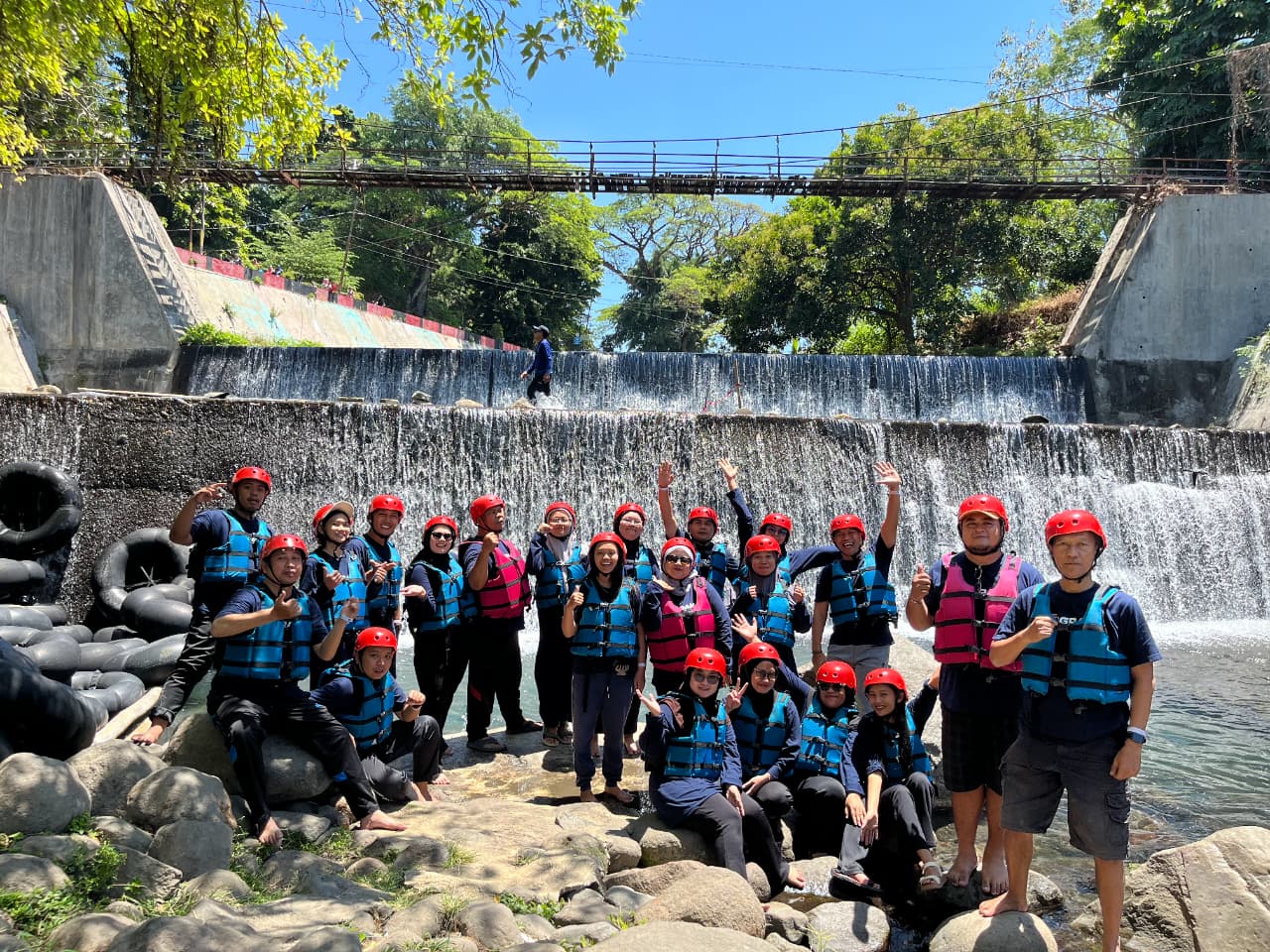 Kegiatan ini dikemas melalui acara tukar kado dan river tubing yang berlangsung dengan penuh semangat dan kebersamaan.