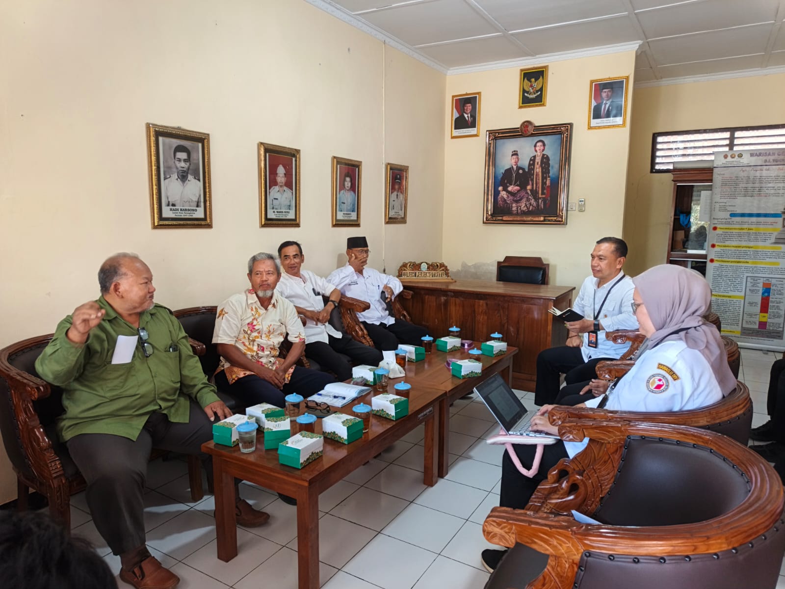 Konsolidasi demokrasi tersebut mempertemukan Bawaslu Bantul dengan Panewu Kretek, Lurah Parangtritis, Bamuskal, Panitia Pilur, serta penggerak Desa APU Kalurahan Parangtritis