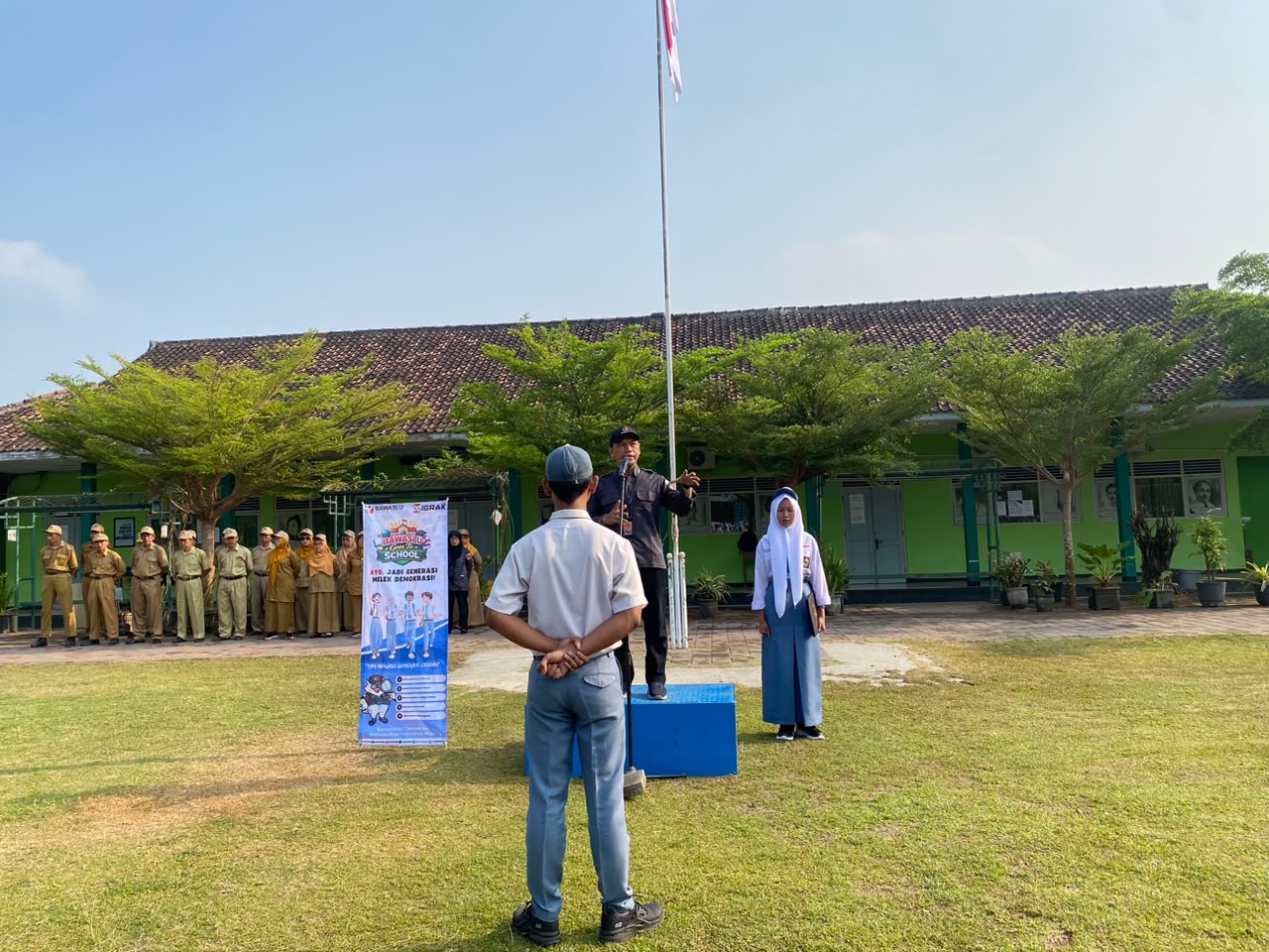  Bawaslu Kabupaten Bantul kembali melaksanakan Bawaslu Goes to School sebagai upaya memberikan edukasi demokrasi dan kepemiluan kepada generasi muda. Kegiatan kali ini dilaksanakan di SMK Negeri 1 Pundong, Senin (28/9/2026)