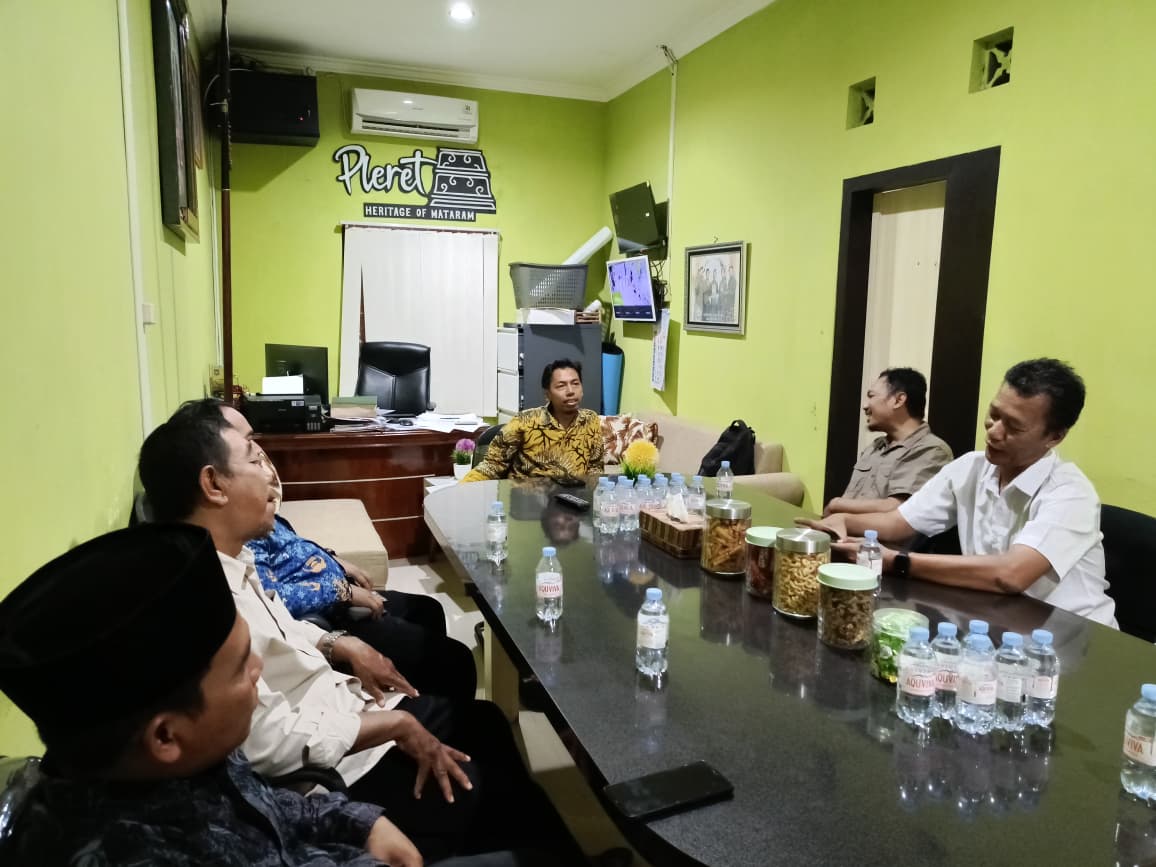 Bawaslu Kabupaten Bantul melaksanakan silaturahmi dan diskusi bersama Pemerintah Kalurahan Pleret, Kapanewon Pleret di Kantor Kalurahan Pleret (1/10/26)