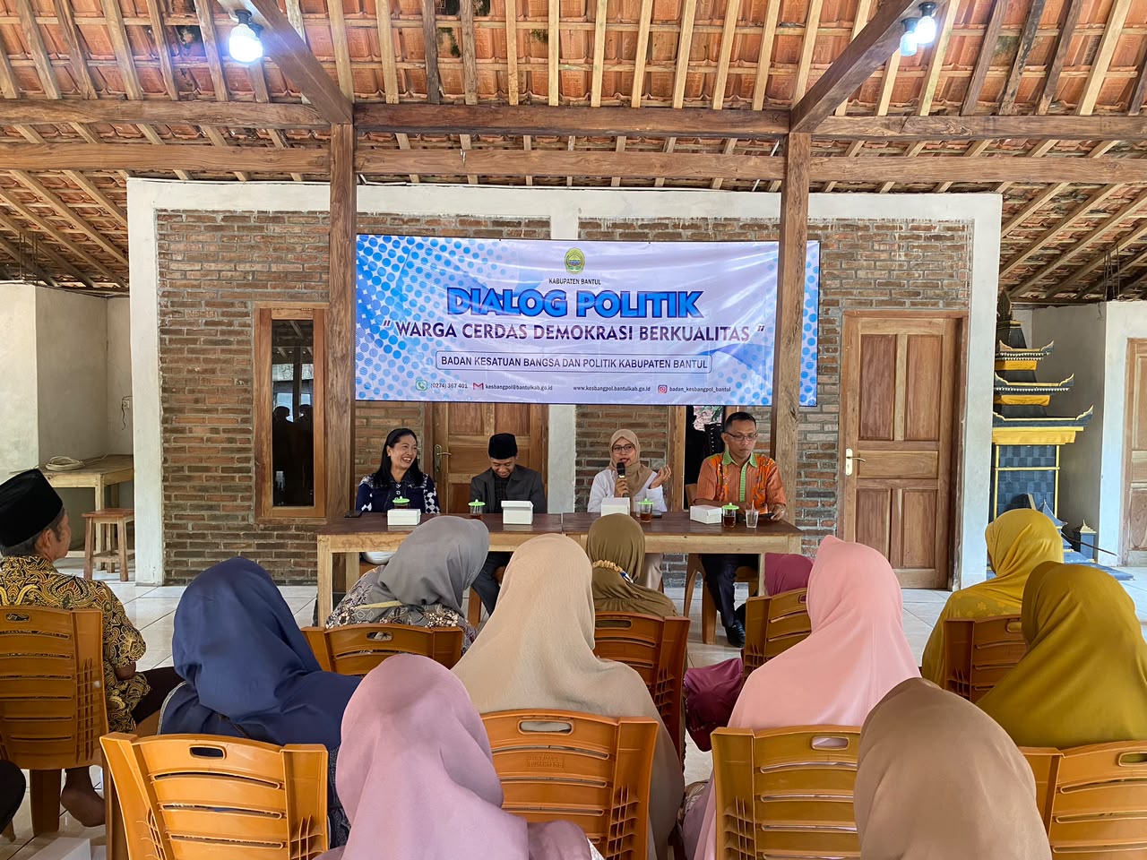 Bawaslu Kabupaten Bantul terus memperkuat pendidikan politik kepada masyarakat melalui kegiatan dialog politik bertajuk “Warga Cerdas, Demokrasi Berkualitas” yang diselenggarakan pada Rabu (7/10/2026) di Pendopo Rehat Sejenak, Kalurahan Muntuk, Kapanewon Dlingo