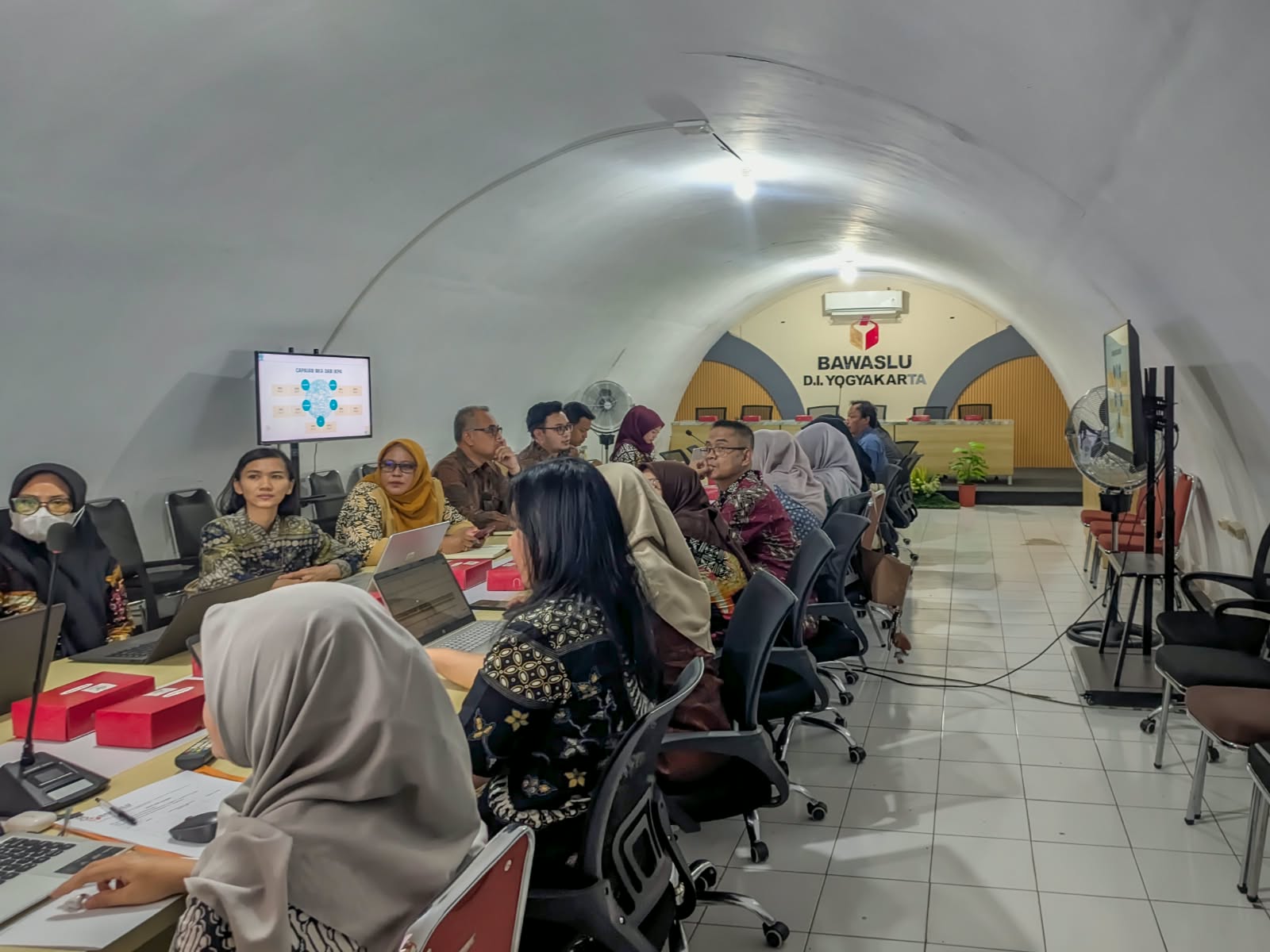 Bawaslu Kabupaten Bantul mengikuti Rapat Evaluasi Pelaksanaan Anggaran Triwulan III Tahun Anggaran 2026 yang diselenggarakan di Kantor Bawaslu DIY, Kamis (8/10/2026)
