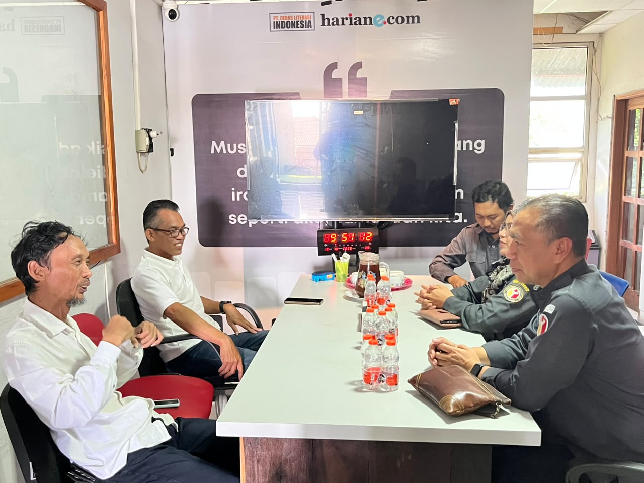 Bawaslu Kabupaten Bantul melakukan media visit ke Radio Persatuan sebagai langkah memperkuat sinergi dengan media lokal dalam meningkatkan literasi demokrasi dan pendidikan politik masyarakat (19/10/26).