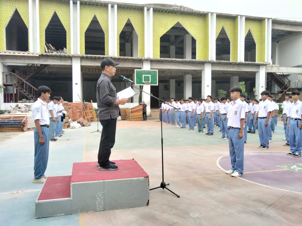 Bawaslu Kabupaten Bantul kembali melaksanakan kegiatan Bawaslu Goes to School sebagai upaya meningkatkan literasi demokrasi dan kesadaran politik bagi generasi muda. Kegiatan kali ini dilaksanakan di halaman SMK Muhammadiyah Bambanglipuro pada Senin (26/10/2026)