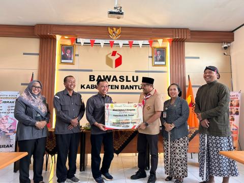 Foto Ceremonial Penyerahan Hibah Gedung dan Bangunan dari Pemerintah Kabupaten Bantul kepada Bawaslu Kabupaten Bantul 