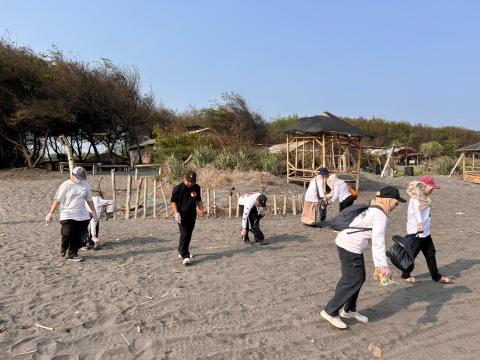 Kegiatan yang dilaksanakan di Pantai Tall Wolu tersebut diisi dengan aksi bersih pantai sebagai bentuk kepedulian dan komitmen bersama dalam menjaga kebersihan lingkungan.