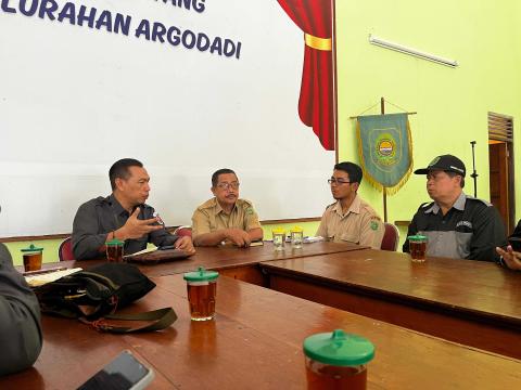 Bawaslu Kabupaten Bantul melaksanakan Konsolidasi Demokrasi di Kalurahan Argodadi, Kapanewon Sedayu, sebagai bagian dari upaya memperkuat silaturahmi dan membangun komunikasi dengan mitra pengawasan di tingkat kalurahan, pada Senin, 28/09/2026.