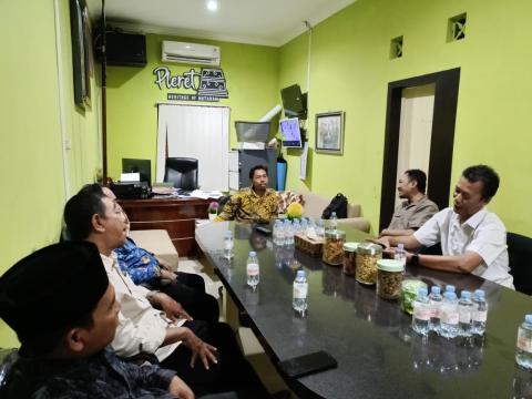 Bawaslu Kabupaten Bantul melaksanakan silaturahmi dan diskusi bersama Pemerintah Kalurahan Pleret, Kapanewon Pleret di Kantor Kalurahan Pleret (1/10/26)