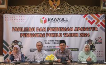 Ketua dan Anggota Bawaslu Bantul beserta Ketua Bawaslu D.I.Yogyakarta.