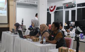 Anggota Bawaslu Bantul saat melakukan pengawasan pendaftaran pasangan calon Bupati dan Wakil Bupati Bantul Tahun 2024