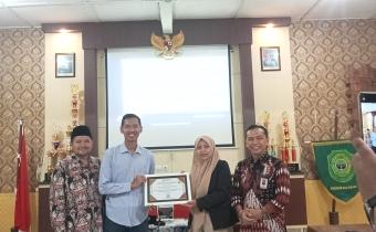 Penyerahan penghargaan kepada Pemerintah Kalurahan Guwosari 