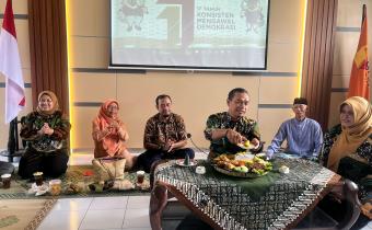 potong tumpeng tasyakuran memperingati HUT ke 17 Bawaslu