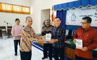 Simbolis penyerahan buku Guyub Rukun oleh Ketua PSJB Paramarta