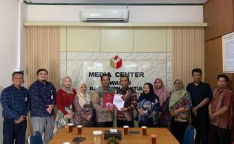 Penyerahan buku laporan Pemilu dan Pilkada 2024