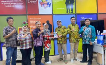 Penyerahan Buletin Integritas Edisi 6 Bawaslu Bantul Sebagai Sarana Media Informasi Hasil Pemilihan 2024