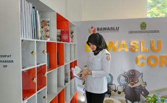 Kunjungan Anggota Bawaslu D.I.Yogyakarta Umi Illiyina di Bawaslu Corner