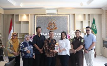 Penyerahan Buletin Integritas Bawaslu Kabupaten Bantul