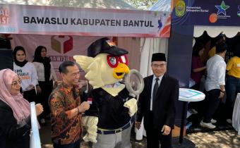 Kunjungan Bupati Bantul di Stand Bawaslu Bantul