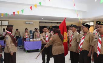 Pelantikan ditandai dengan simbolis penyerahan bendera Saka Adhyasta Pemilu