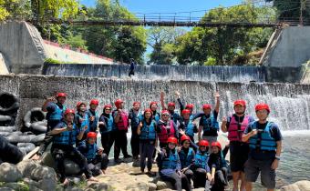 Kegiatan ini dikemas melalui acara tukar kado dan river tubing yang berlangsung dengan penuh semangat dan kebersamaan.