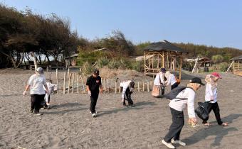 Kegiatan yang dilaksanakan di Pantai Tall Wolu tersebut diisi dengan aksi bersih pantai sebagai bentuk kepedulian dan komitmen bersama dalam menjaga kebersihan lingkungan.