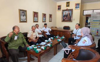 Konsolidasi demokrasi tersebut mempertemukan Bawaslu Bantul dengan Panewu Kretek, Lurah Parangtritis, Bamuskal, Panitia Pilur, serta penggerak Desa APU Kalurahan Parangtritis